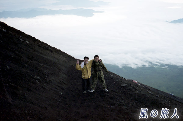 後輩と富士山登頂記念の写真