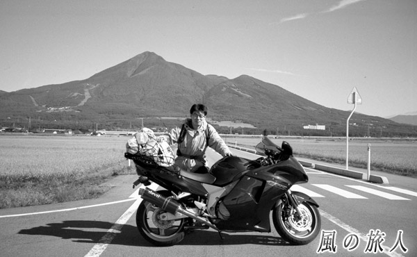 磐梯山とバイクの写真