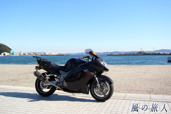 三浦半島ツーリング　久里浜海岸とバイクの写真
