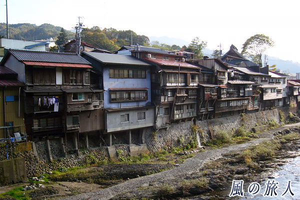 木曽福島の川沿いの家　木曽路ツーリングの写真