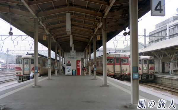 米子駅で停車中の国鉄車両の写真