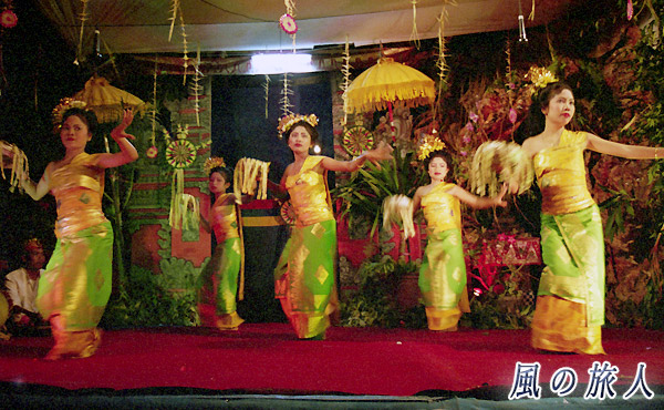 インドネシアバリ島　祭りの奉納演芸の写真
