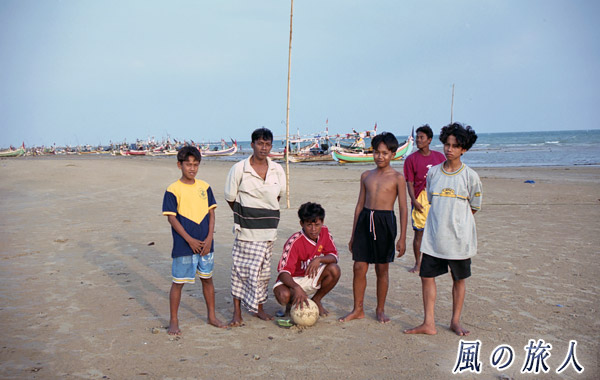 インドネシアのサッカー少年たちの写真