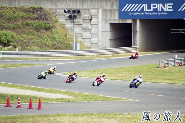 全日本選手権2002年モテギ　レース走行の様子