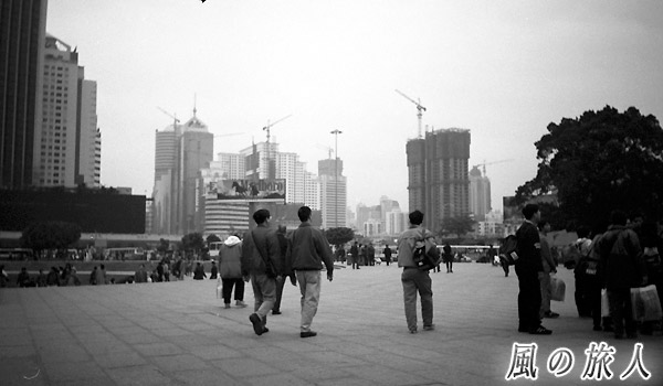 深圳　深圳駅前広場と建設中のビル群（1997年）の写真