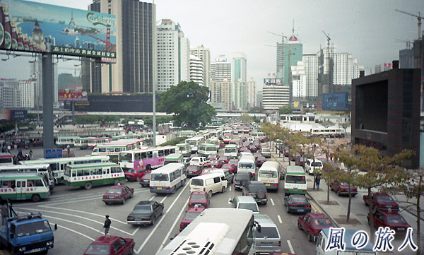 深圳　駅前の通りと埋め尽くすバスやタクシー（1997年）の写真