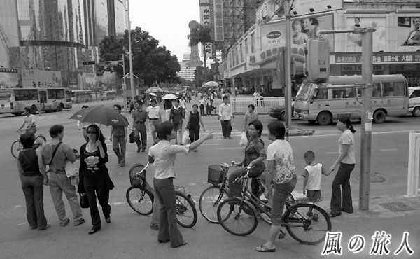 深圳　中心部の交差点の写真