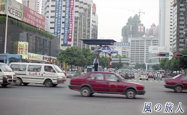 深圳　繁華街の交差点の写真