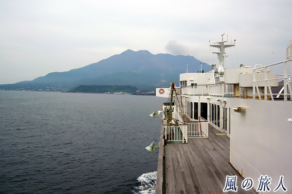 屋久島へのフェリーと桜島の写真