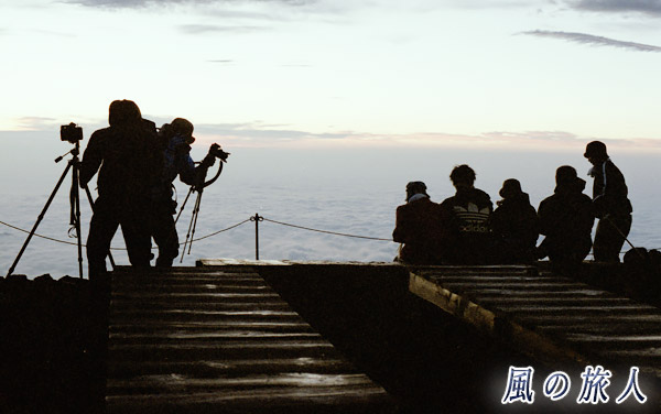 富士山　日の出を待つ様子の写真