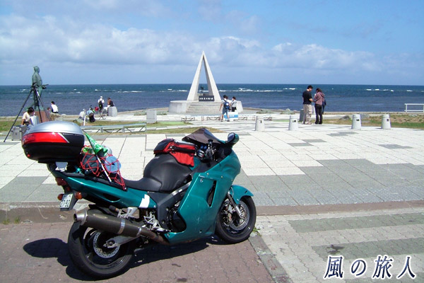 友人のバイクと日本本土最北端宗谷岬の写真