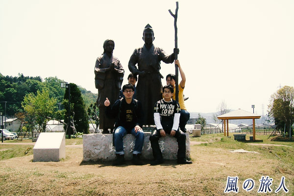 箱根ツーリング　蛭ヶ島公園の頼朝と政子の像と一緒に写った写真