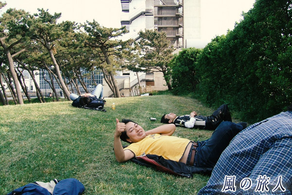 箱根ツーリング　公園でお昼寝の写真