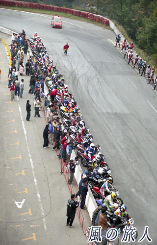 スポーツランドやまなしのSLy　チャレンジバイクレース　スタート前の写真