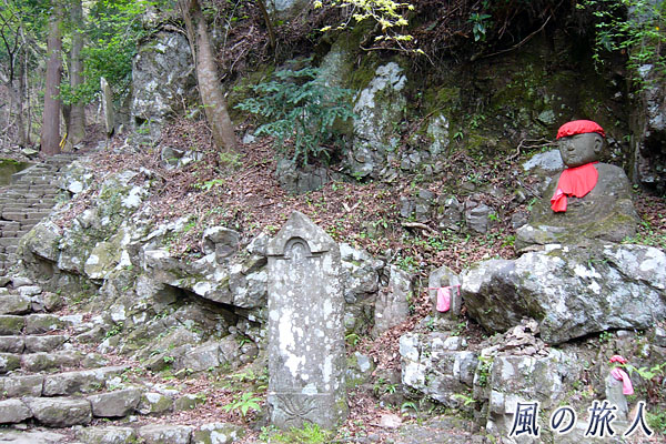大山の登山道　仏像や石碑のある登山道の写真