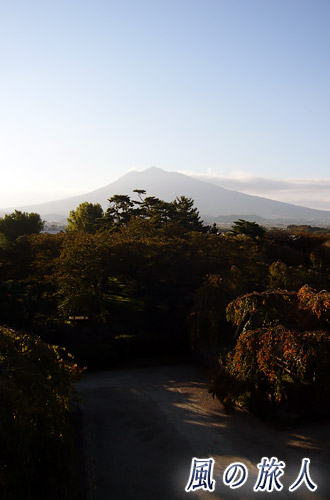 弘前城から見る岩木山　東北ツーリングの写真