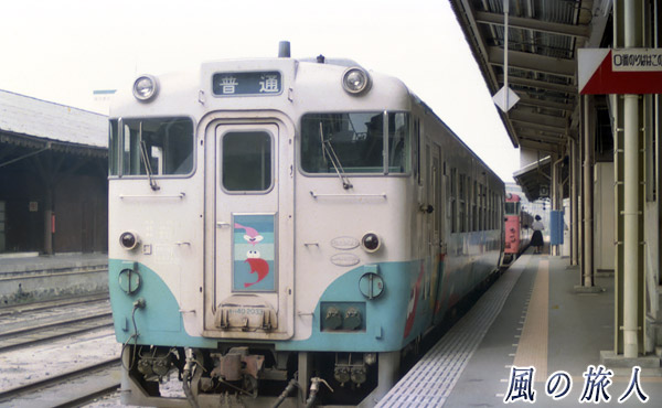 米子駅で停車中のおさかな列車の写真