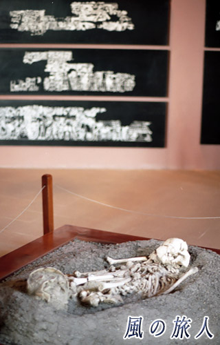 メキシコ　遺跡の埋葬の写真
