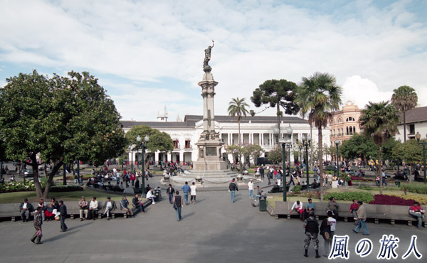 エクアドル　キトの中央広場の写真