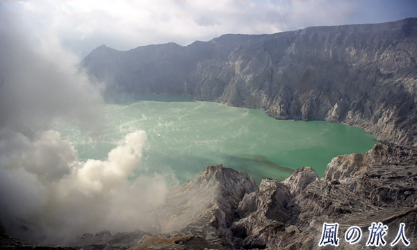 火口湖のの写真（カワ・イジャン）　インドネシア