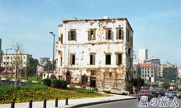 レバノン　ベイルート　銃撃後の残る建物が残る町並みの写真
