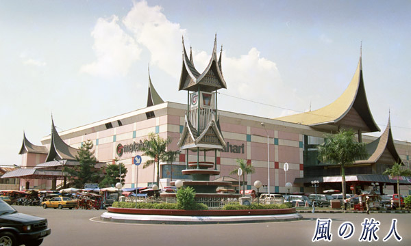 伝統的な屋根を付けたショッピングセンターの写真　インドネシア