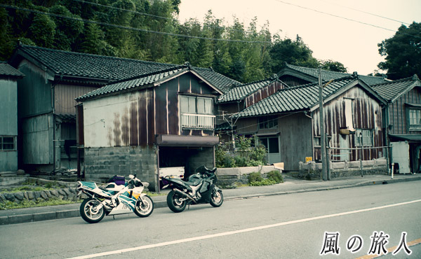 佐渡ツーリング　佐渡の集落とバイクの写真