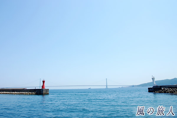 明石　現在の灯台と明石海峡大橋の写真