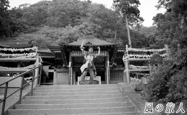 山形　山寺　奥の院に到達して、ロッキーのようなポーズで喜ぶ旅人の写真