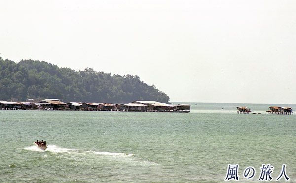 マレーシア　ボルネオ島　サバ州　ガヤ島の水上集落の写真