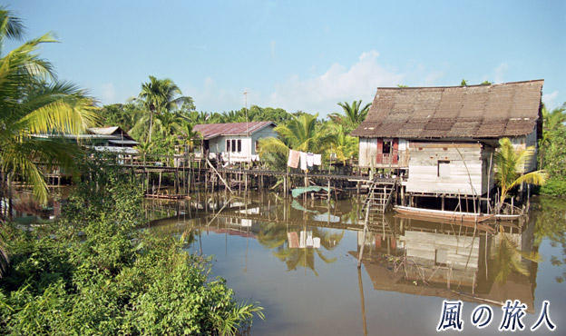マレーシア　ボルネオ島　サラワク州　ムカー　伝統的な水上集落の写真
