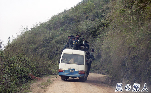 ベトナム　人が山なりになったバスの写真