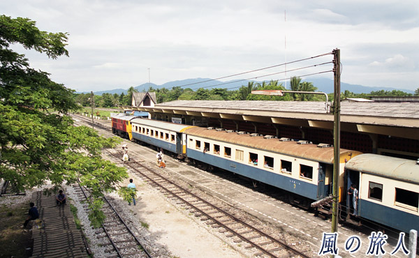 タイ　スンガイコロク　タイの長距離列車の写真