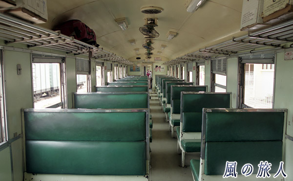 タイの鉄道　座席車両の写真