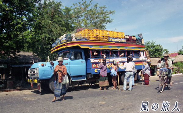ラオス　トラックバスの写真