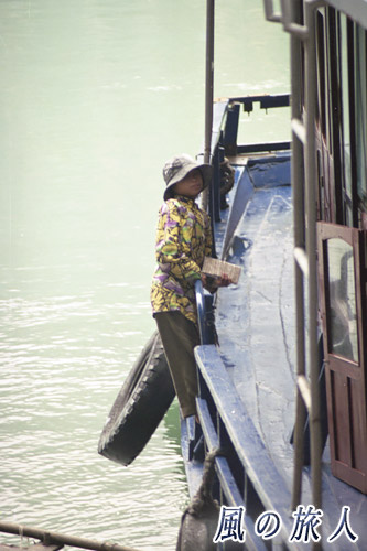 ベトナム　ハロン湾　物売りの子供の写真