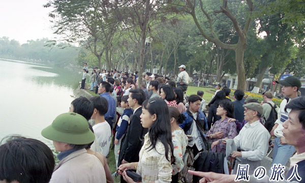 ベトナム　ハノイ　ホアンキエム湖　伝説の大亀を見つめる人々の写真