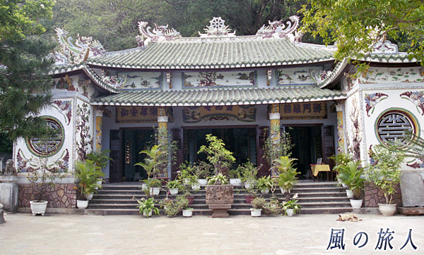ベトナム　五行山の寺院とワンコの写真