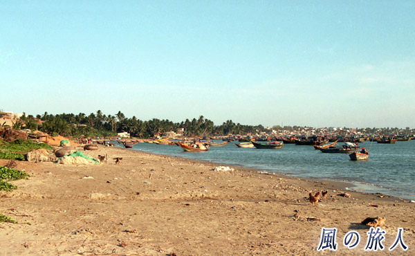 ベトナム　ムイネ　夕方の浜の写真