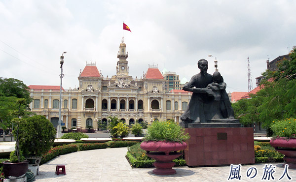 ベトナム　ホーチミン氏の像と人民委員会庁舎の写真