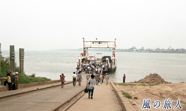 カンボジア　メコン川の渡船の写真