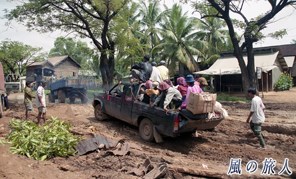 カンボジア　スタックするピックアップトラックの写真