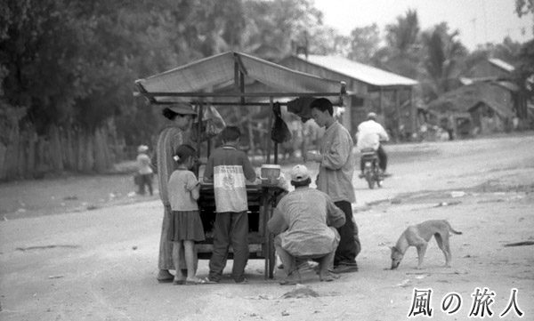 カンボジア　路上の屋台とワンコの写真
