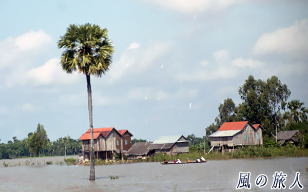 カンボジア　高床式の家の写真