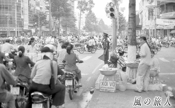 ベトナム　ホーチミン　バイクだらけの交差点の写真