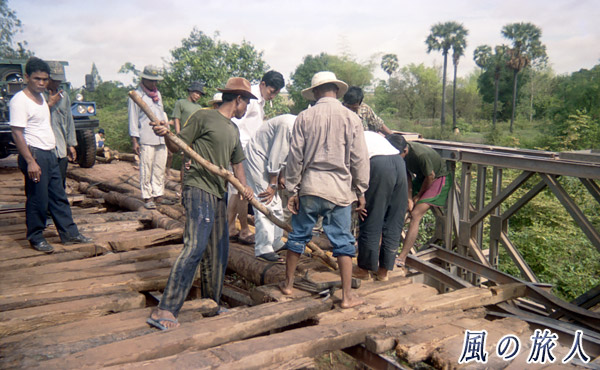 カンボジア　橋の補修の写真