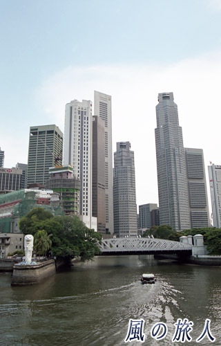 シンガポール　ビル群とマーライオンの写真