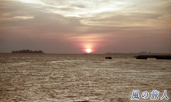 マラッカ海峡に沈む夕日の写真