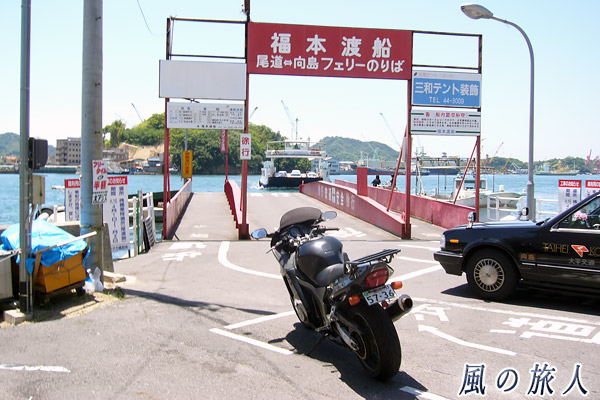 尾道　福本渡船の乗り場とバイクの写真