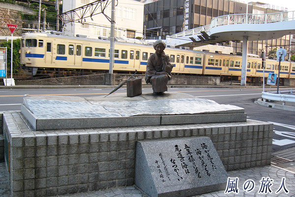 尾道2007年　林芙美子像と電車の写真